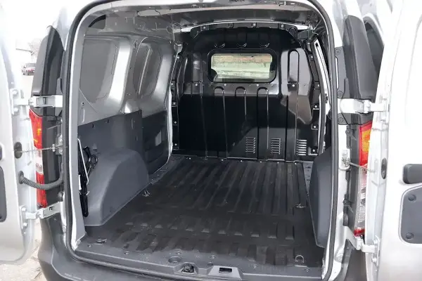 Pusta przestrzeń ładunkowa Dacia Dokker, idealna do transportu. Sprawdź wymiary, by zaplanować przewóz.